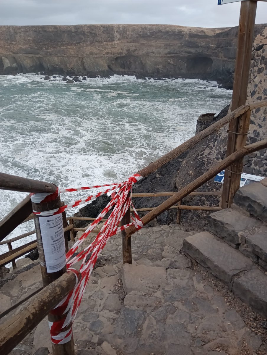 PoliciaPAJARA's tweet photo. 🚩Informamos a la población que a consecuencia de la #AlertaFenomenosCosteros en #Canarias se procede al cierre de los accesos a las #CuevasDeAjuy en el municipio de #Pájara https://t.co/o4g8f1oJBz