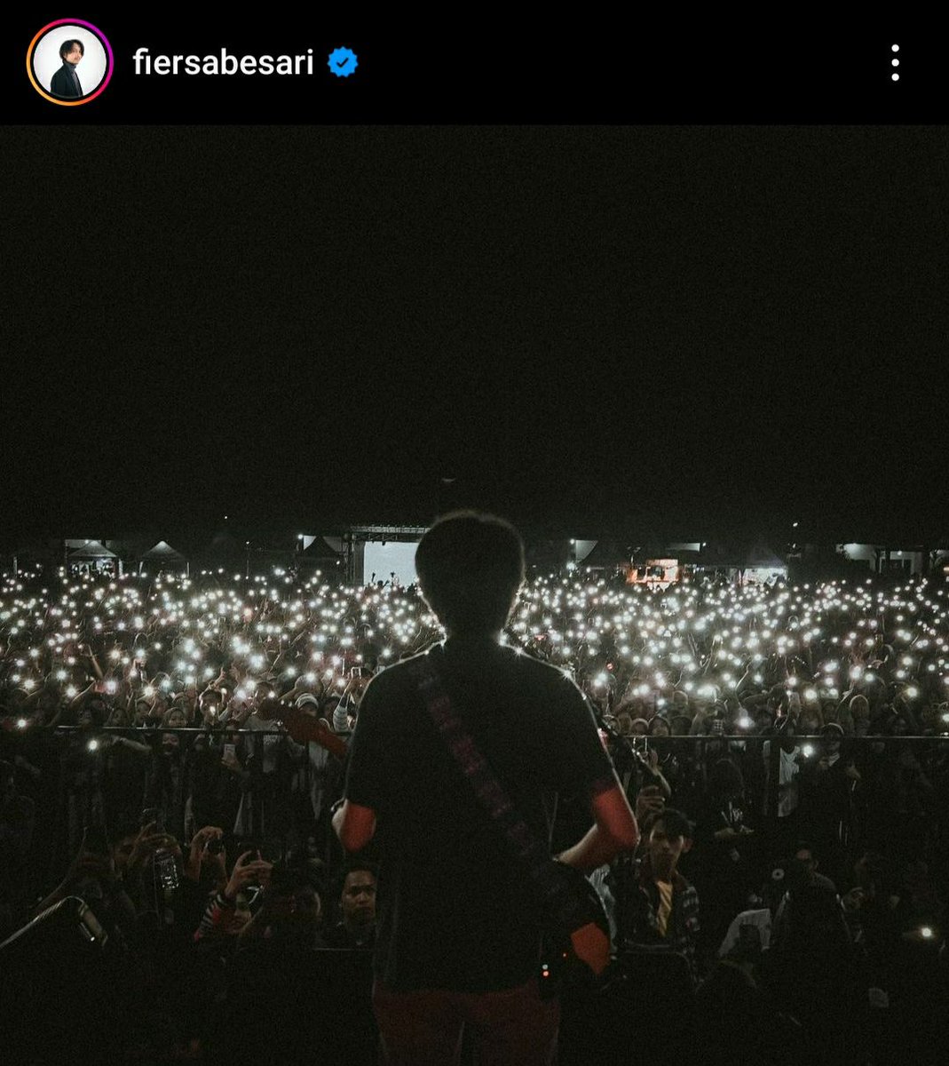 worldofnabs_'s tweet photo. Ternyata bung Fiersa &amp; Nabila punya kesamaan, suka ditemani cahaya kunang-kunang di perform outdoor malam nya. Sooo beautifull <3

#NabilaXFiersaBesariKonser #NabilaDiKonserBerjalanMundur https://t.co/uKS7Cig7eX