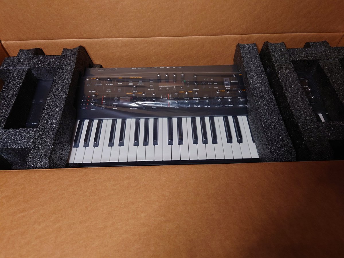 ryujinger's tweet image. 本日到着。10カ月かかりました。ちょびっと音を聴いてみた感想…前機Prophet12から音の解像度が凄いレベルに進化してる。
#SequentialCircuit
#ProphetX
#HybridSynthesizer
#最高の研究