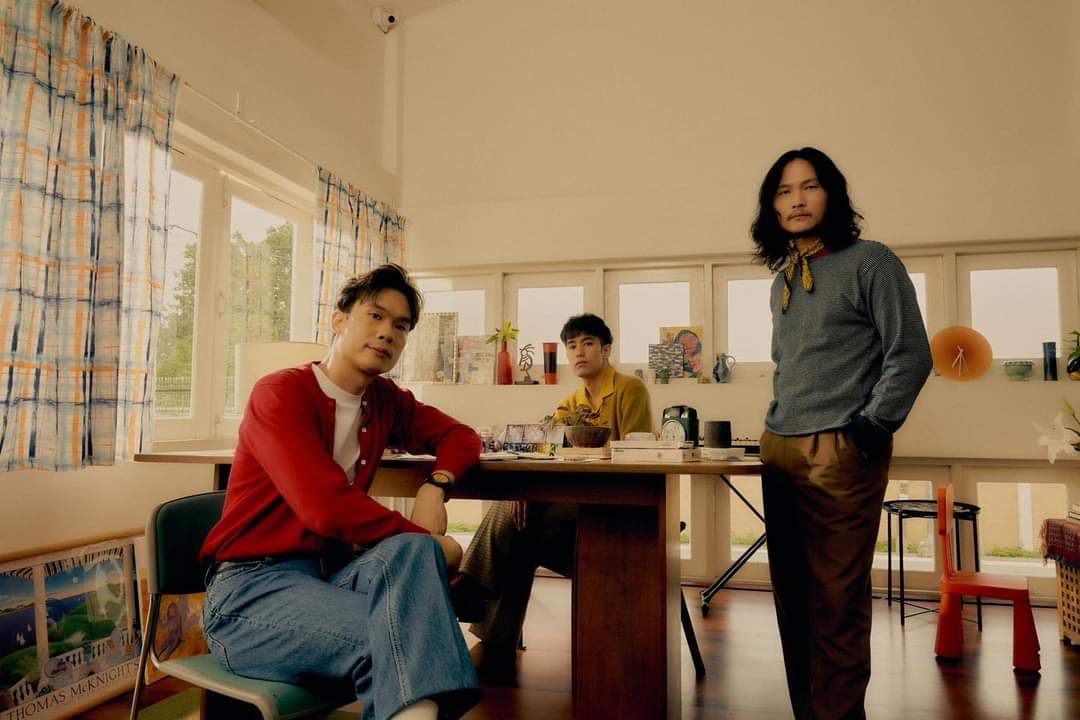 เราใช้เวลา 4 ปีนี้สะสมเพลงจำนวนหนึ่ง เป็นแนวทางใหม่ที่เราเองและทุกคนไม่เคยได้ยินจาก Summer Stop มาก่อน เพลงเหล่านี้จะเป็นอัลบัมใหม่ให้ทุกคนได้ฟังในเร็ว ๆ นี้ 

เพลงแรกของเรา "แด่" ทุกคนที่พวกเราคิดถึง

พบกัน 9 พ.ย.นี้

#Smallroommusic #SummerStopband