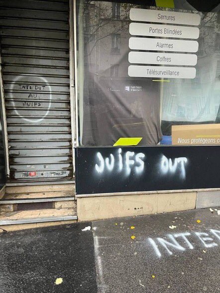 Antisemitic attack against Jewish family business in Paris.

The texts says:

“Jews out” and “entry forbidden for Jews” followed by an arrow leading to the store’s entrance.

What’s going on in France?

🇫🇷🇮🇱