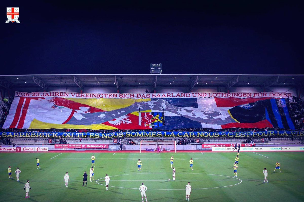 footmultiple's tweet photo. Le magnifique tifo des supporters nancéiens hier à Marcel Picot pour le match de National face à Sochaux pour fêter les 25 ans de leur amitié avec les supporters de Saarbrücken (club de D3 allemande qui a éliminé le Bayern Munich en Coupe d’Allemagne ce mercredi) 👌 https://t.co/ysXN950Z1R