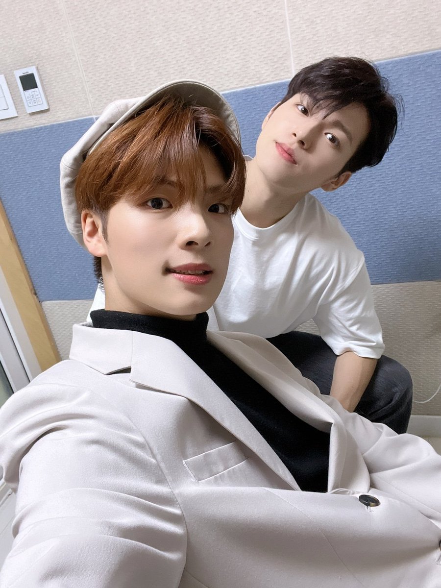GHOST9OFFICIAL's tweet photo. Photo with ma bro~😊

#CHOIJUNSEONG #최준성 https://t.co/27pYNZJQGI