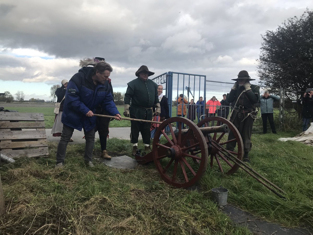 arjennolles's tweet photo. Nico Buurma van ijsclub Baflo viert het 150 jarig bestaan met een knal die nog 150 jaar gaat daveren.. @ijsclubBaflo https://t.co/MCOUXMxXN1