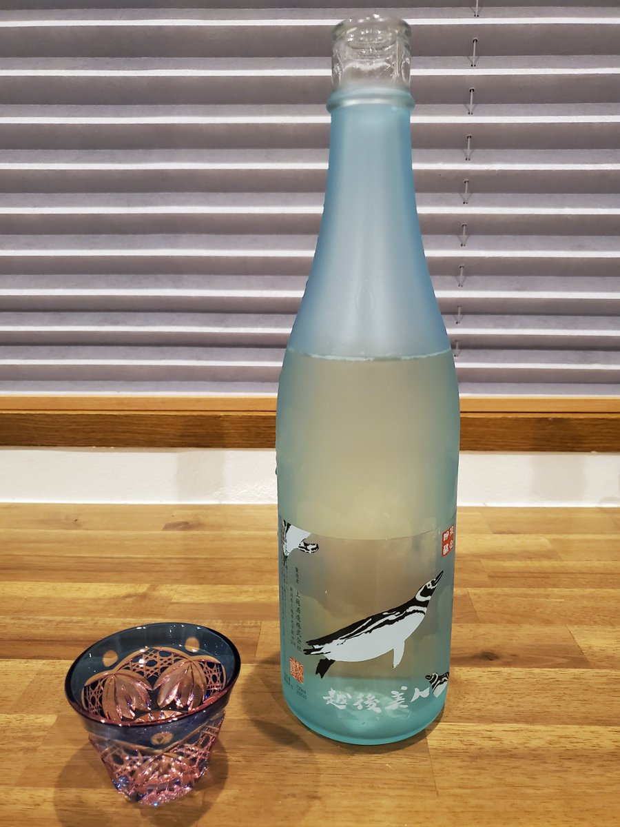日本酒が好きなので、水族館遠征のため日本各地を巡るついでに「水族館っぽい日本酒」を探してて。そんな中で新潟で見つけたこの日本酒、めちゃくちゃ水族館っぽくないっすか？ジャケ買いしてしまった！これからも水族館っぽい日本酒、探していきます。