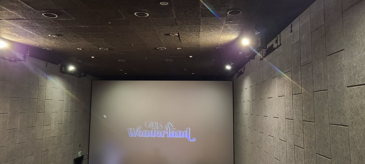 iamarinwhy's tweet image. VR경험도 처음이였는데 옴걸이 내 앞에서 바로 있어서 심장이 멎었다...
시간이 순삭될만큼 정말 재밌었고
옴걸팬으로 갔지만 이채연무대도 정말 좋았고
2시간 넘게 갔지만 충분히 멋진 무대였다.
직캠무대 그 이상으로 멤버의 표정을 가까이 볼 수 있어 좋았다.ㅎㅎ

#VENTAX #걸스인원더랜드 #kpopvr