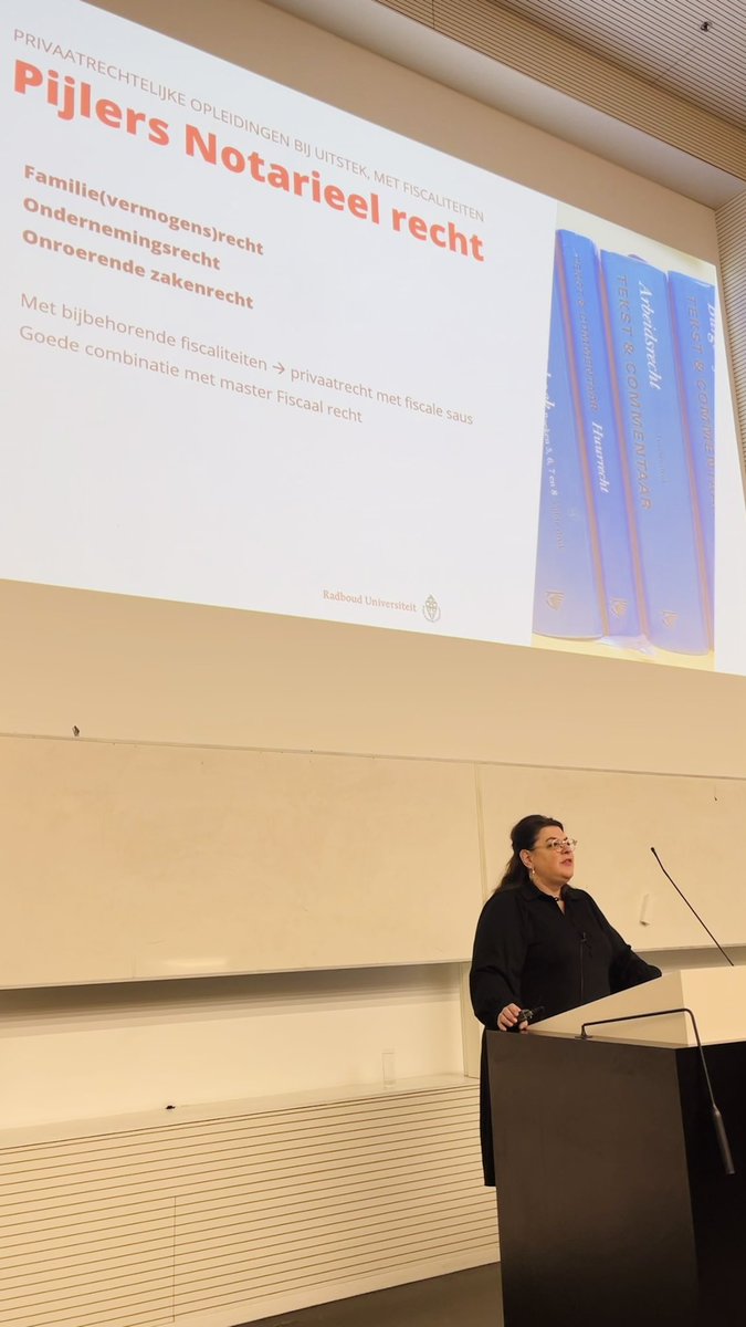 Vandaag open dag <a href="/radboud_rechten/">**Schaduw Rechten.Radboud **account</a>! Voorlichting gegeven over wat notarieel recht inhoudt. Over zonnepanelen bijvoorbeeld: na de storm van donderdag weten we dat ze vaak roerend zijn en niet onroerend 😉 Maar ook tattoo’s, naaktkatten en paardenalimentatie passeerden de revue.