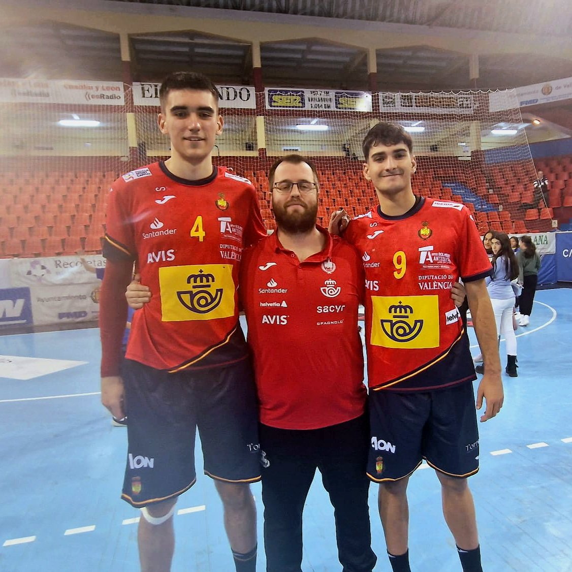 ✨️ Triple presencia de #TheOrangeSquad en los #HispanosJunior

🧡 Nuestros @Alex_Mozas, @jokinajaa y Carlos Gómez disputaron ayer en Valladolid el segundo amistoso de una semana cargada de trabajo

🇪🇸🇪🇸🇪🇸