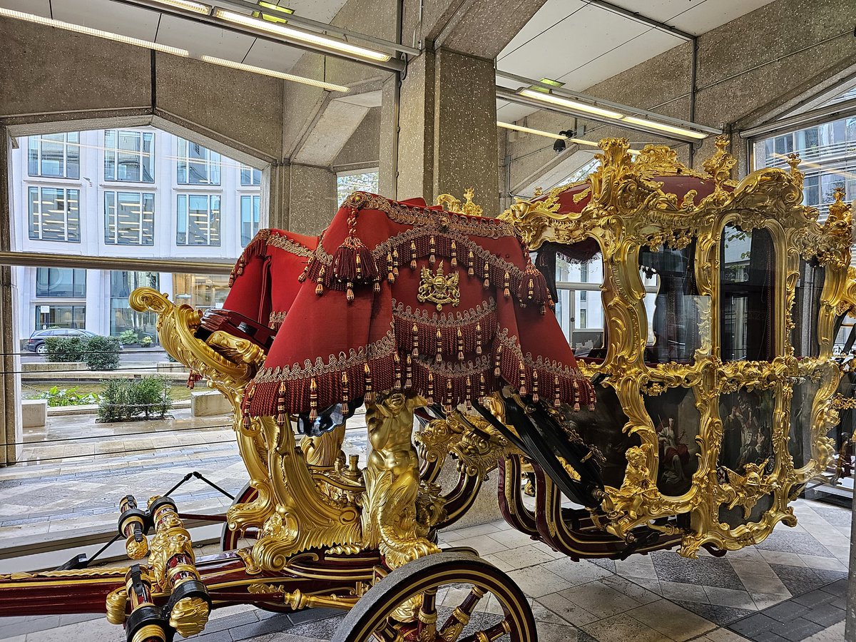 ianvisits's tweet image. If you go to the @cityoflondon Guildhall in the next few days, you can see the Lord Mayor&apos;s state coach.

It&apos;s on display daily until Monday 13th Nov, except Sat 11th, when it&apos;s needed for the Lord Mayor&apos;s Show.

You can go into the side corridor for a close look.