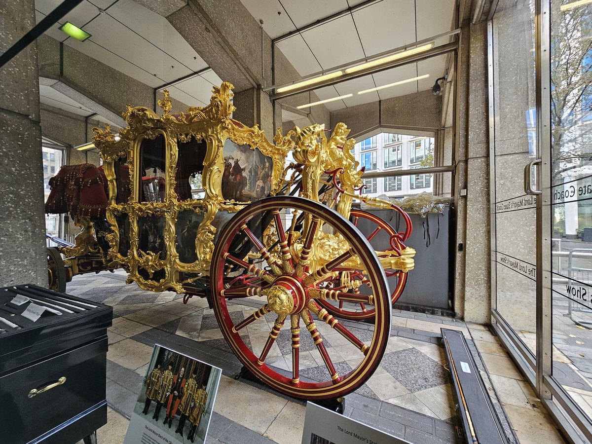 ianvisits's tweet image. If you go to the @cityoflondon Guildhall in the next few days, you can see the Lord Mayor&apos;s state coach.

It&apos;s on display daily until Monday 13th Nov, except Sat 11th, when it&apos;s needed for the Lord Mayor&apos;s Show.

You can go into the side corridor for a close look.