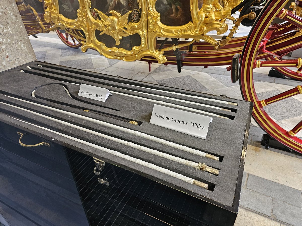 ianvisits's tweet image. If you go to the @cityoflondon Guildhall in the next few days, you can see the Lord Mayor&apos;s state coach.

It&apos;s on display daily until Monday 13th Nov, except Sat 11th, when it&apos;s needed for the Lord Mayor&apos;s Show.

You can go into the side corridor for a close look.