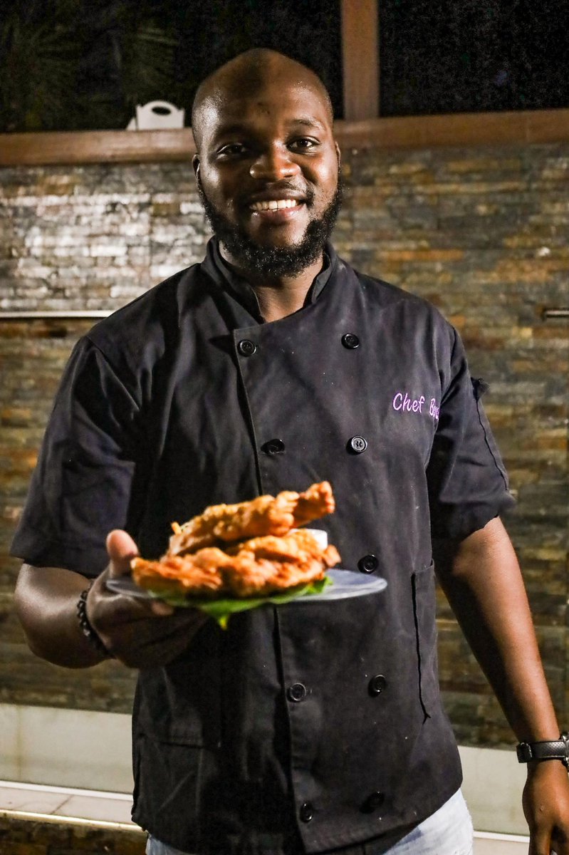 TICKETmaghaiti's tweet photo. Flawless a préparé deux pâtés, de deux farces: au poulet et à l’hareng. Le plat final, réalisé par chef Rick, est arrosé d’une sauce parmesan à la mayonnaise, avec du pikliz .
#patekodeweek #tickettoupatou
.
.
📹: @first_art_photography https://t.co/P6k65hI8cJ