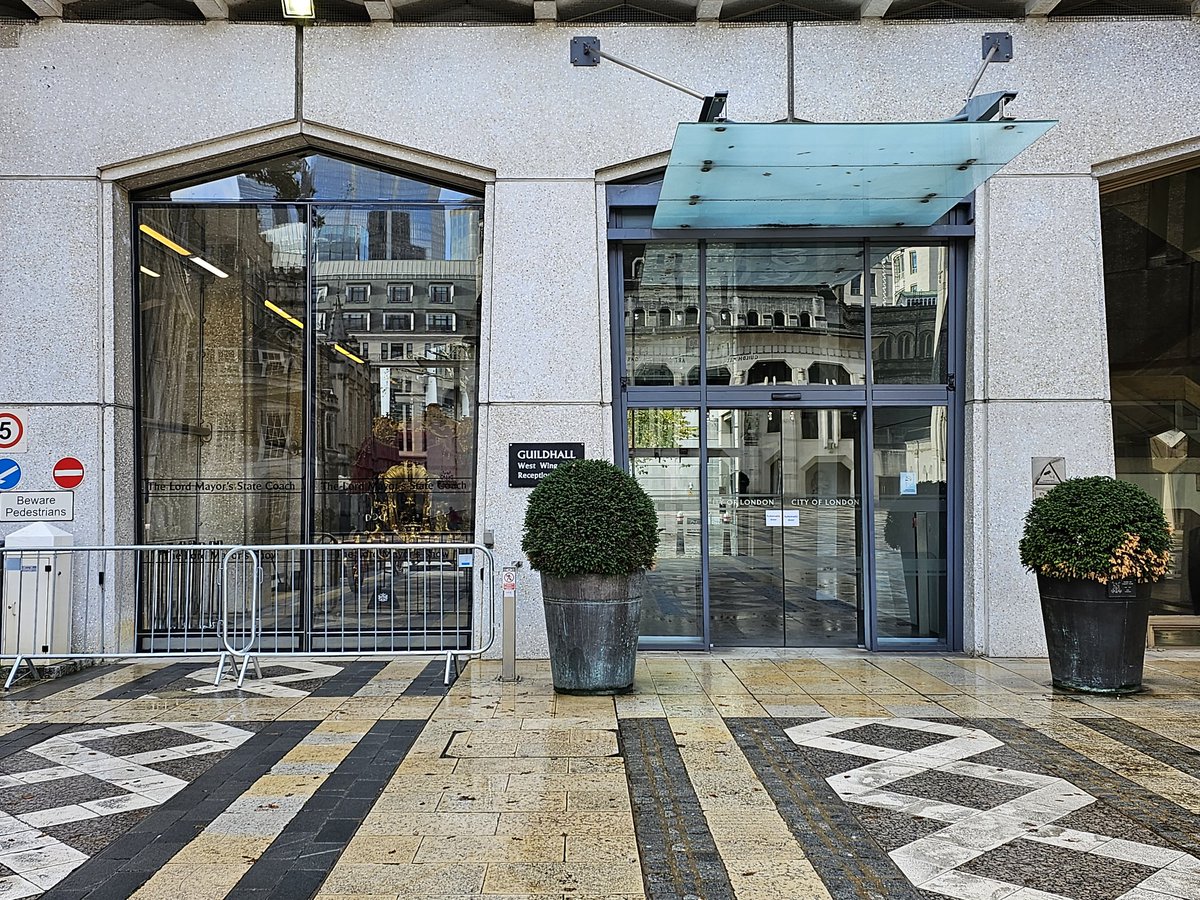 ianvisits's tweet image. If you go to the @cityoflondon Guildhall in the next few days, you can see the Lord Mayor&apos;s state coach.

It&apos;s on display daily until Monday 13th Nov, except Sat 11th, when it&apos;s needed for the Lord Mayor&apos;s Show.

You can go into the side corridor for a close look.