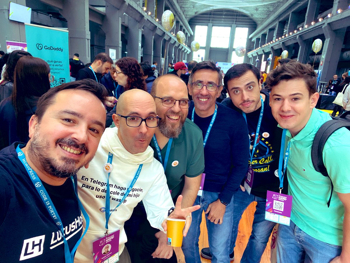 <a href="/rubenalonsoes/">Rubén Alonso 🤓</a> <a href="/YugoJero/">JeroYugo</a> <a href="/ScienceMiguel/">Miguel Rodriguez</a> <a href="/ferkalamos/">Ferkal ⬅️➡️</a> <a href="/AngelGuruez/">Ángel Rodríguez 😎</a>  escuchan un buen podcast, pero no sé si es el mío… Saben en qué #hosting confiar ¿o solo querían la taza? Si es así, lo disimulan muy bien 🤟 En <a href="/WordCampMad/">WordCamp Madrid</a> Gracias por acercaros a la mesa de <a href="/LucusHost/">LucusHost</a> #WCMAD