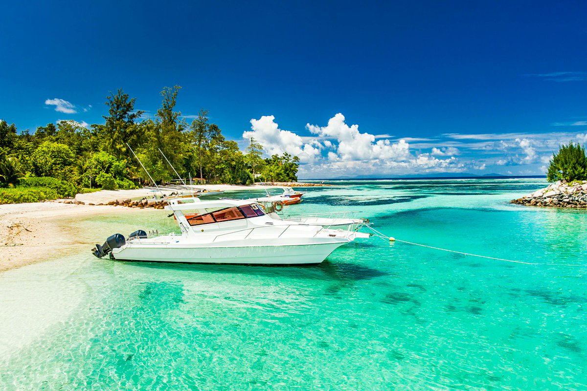 Immerse yourself in the sapphire waters of the #SeychellesIslands in the Indian Ocean 💙
.
.
 A passionate diver? Visit our website for Seychelles diving information!