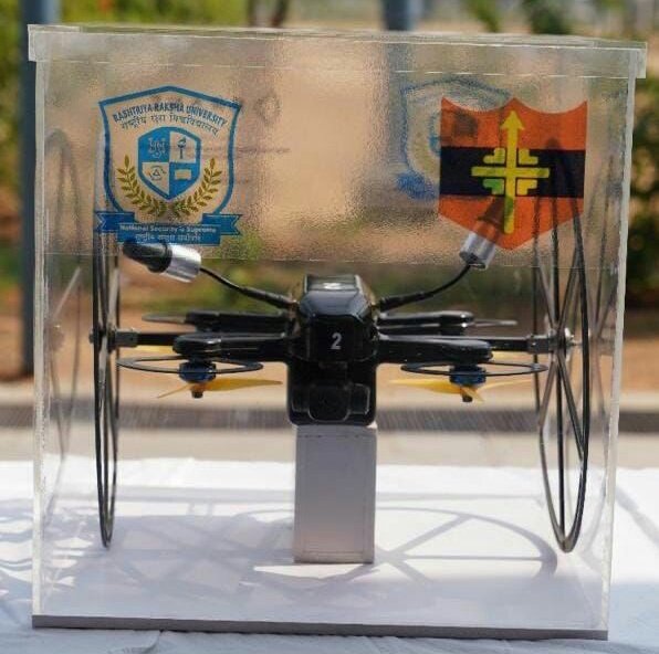 The Vice Chancellor of Rashtriya Raksha University (RRU) at #Gandhinagar today handed over indigenously developed 'Rooster Drone' to the #NorthernCommand.

It can roll on the ground as a robot & fly in the air as an UAV.
