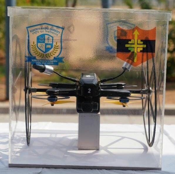 NewsIADN's tweet image. The Vice Chancellor of Rashtriya Raksha University (RRU) at #Gandhinagar today handed over indigenously developed &apos;Rooster Drone&apos; to the #NorthernCommand.

It can roll on the ground as a robot &amp;amp; fly in the air as an UAV.
