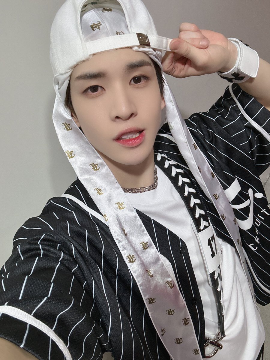 CRAVITY_twt's tweet photo. 오늘도 고마워 러비티~~ 🖤⚾
#앨런 #ALLEN https://t.co/a7VqtSnKKs