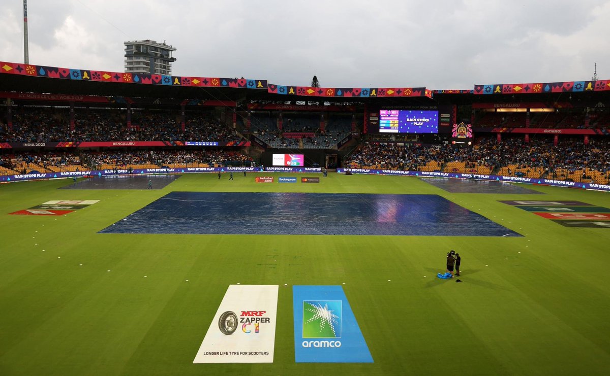 Kami07190's tweet image. Play is expected to resume in 10 minutes ⏳

The revised target for Pakistan will be 𝟑𝟒𝟐 in 𝟒𝟏 overs 🏏

#NZvPAK | #CWC23 | #DattKePakistani