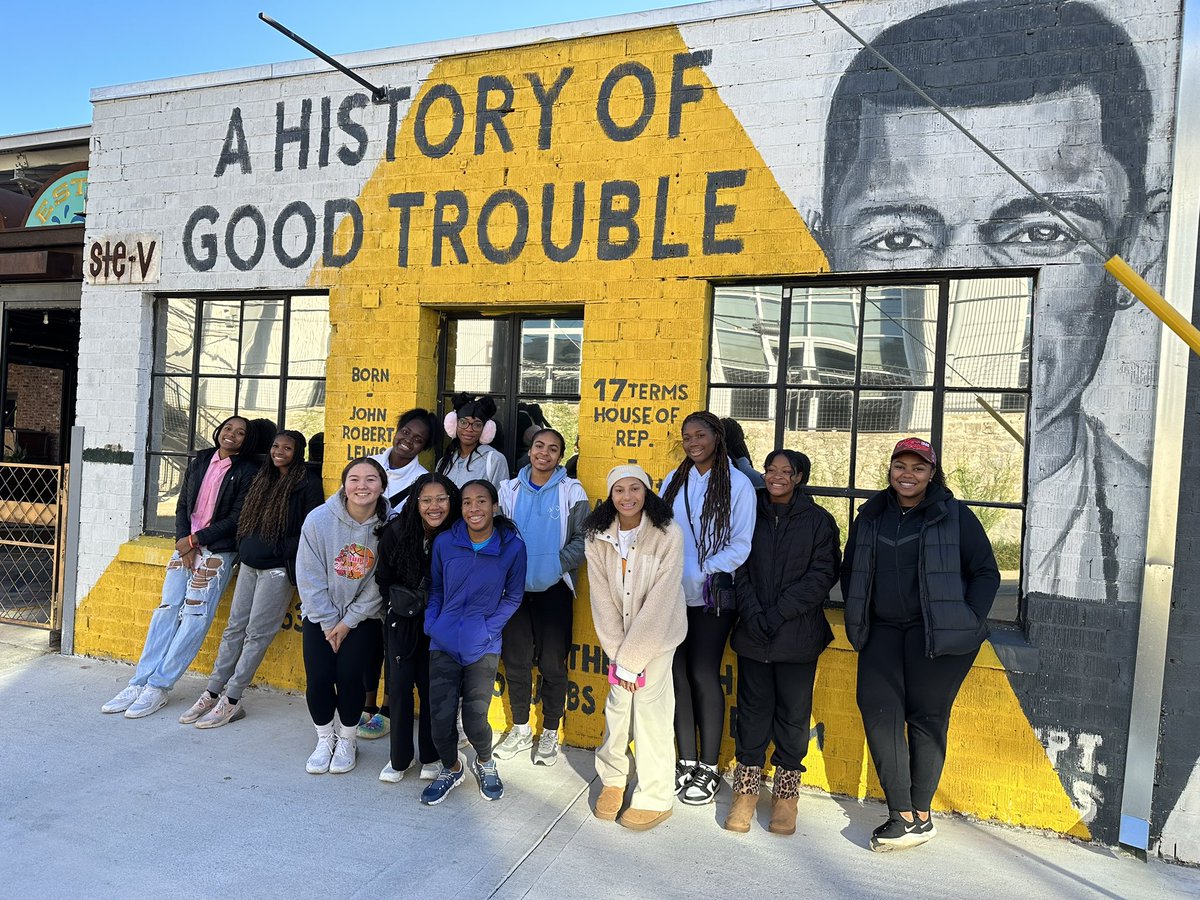 dramc2004's tweet image. I had the privilege to take the Girls Basketball Team out on a mural walk. The weather was brisk but these young ladies were cool 😎. #IWillAlwaysTeach☺️ #TheMuralWalk #TeachAndLearn📕 #LearningOutsideTheBooks📚 #MtParanChristianSchool #GirlsBasketballTeam 🏀 #2XChamps