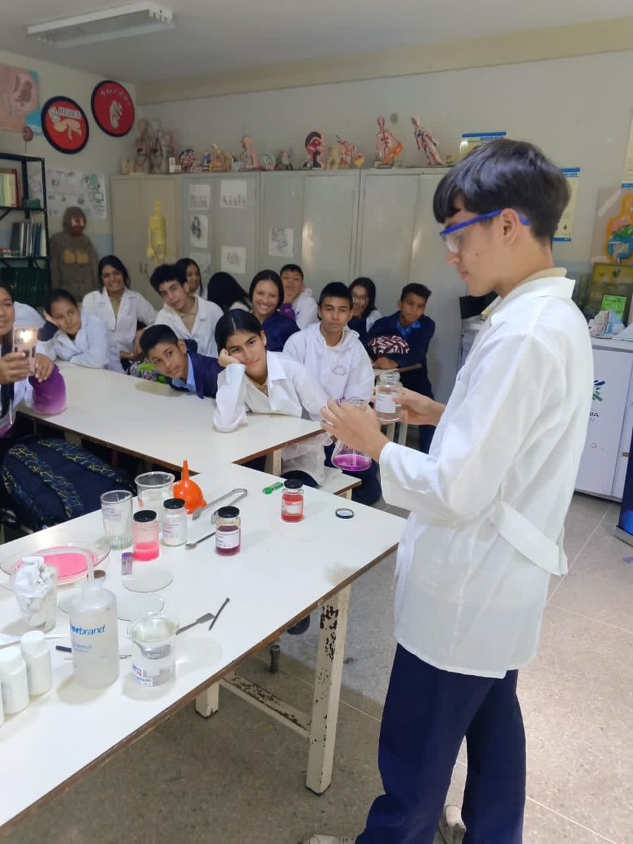 #EnFotos: El Plan Masificación 50 llegó a la Unidad Educativa Estadal Territorio Delta Amacuro en la parroquia Carrizal del estado Miranda, donde  nuestros investigadores desarrollaron prácticas y dinámicas de laboratorio.
#5VecesSíPorMiEsequibo