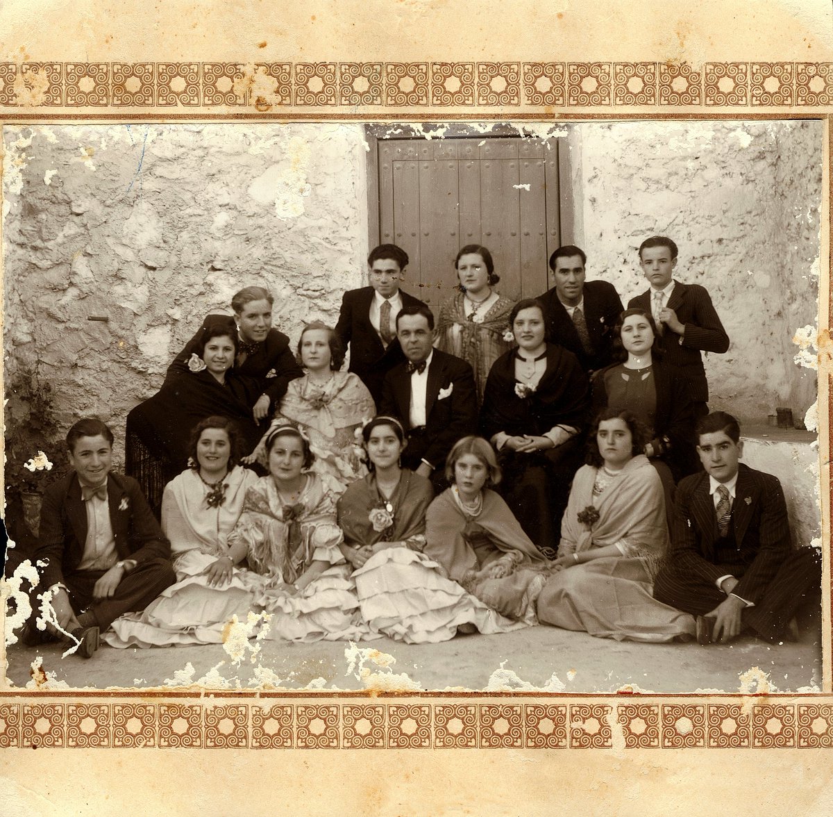 AthenaaEjido's tweet photo. ● Premio ATHENAA 2023 COLECTIVO, a los Grupos de Teatro Aficionado de El Ejido.
«En base a la trayectoria de sus actores y actrices, sus directores, escenógrafos, músicos, etc., que han venido realizando un proyecto libre y autónomo de democracia cultural». https://t.co/Jk4VmRCyZi