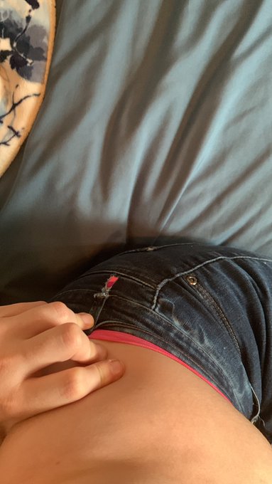 &hellip; it&rsquo;s official I&rsquo;m gonna have to get yet another pair of new jeans. This pair quite literally just tore<a href="/tag/mvsales"class="tags"><span>#mvsales</span></a>