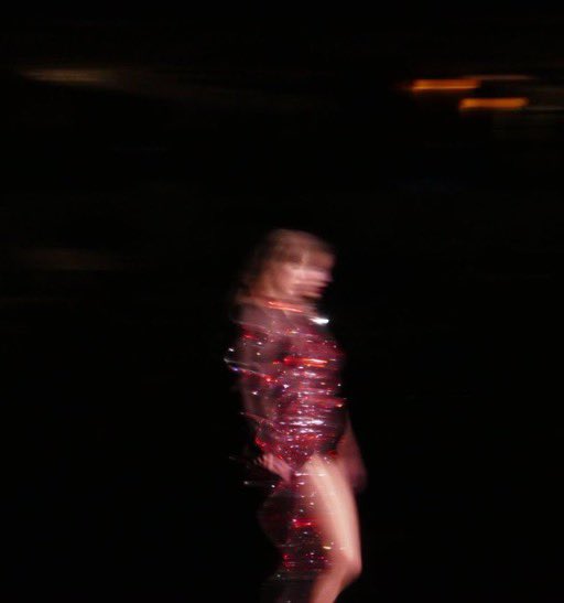 cutedorkharryyy's tweet photo. my fav blurry eras your pics: a 🧵 

**NONE OF THESE PHOTOS ARE MINE!!** https://t.co/Go5Fj4VMwT