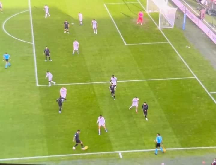 Secondo me da qualche parte c’è Candreva, ecco perché non segnala. Stavolta se ne sono accorti!!!
😂😂😂