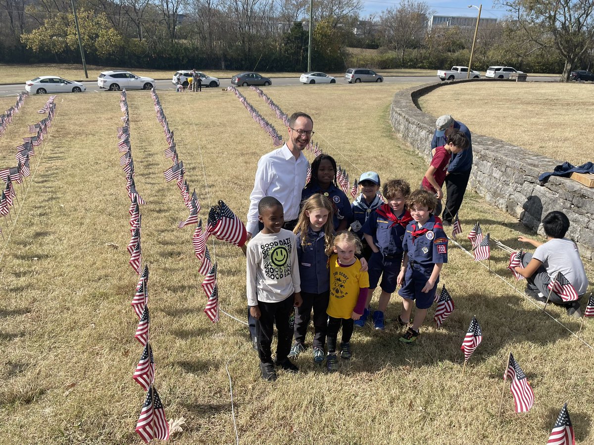 Today, I helped with the planting of 2,771 flags to commemorate the workers who built @FortNegley, too many of whom were not paid for their labor as slaves. Pack 700 from Donelson and many other volunteers pitched in.