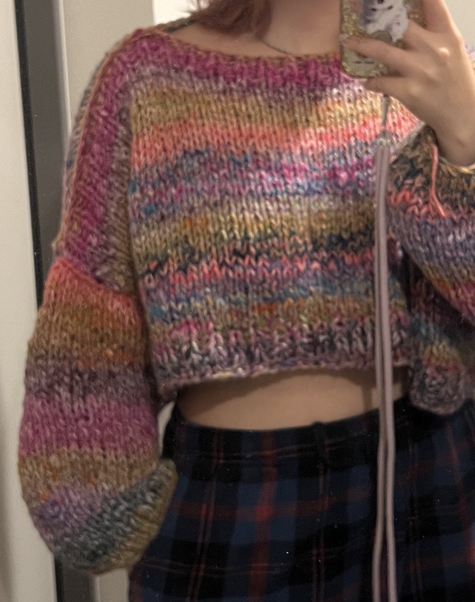 野呂英作毛糸（Noro yarn）2本取りの高級編み地セーター兼マフラー2way編み上がったんだけどかなり分厚くって、今持ってる緩いはずのコートでみちみちしてるので多分しばらく着て満足したら解きます　極細モヘアと合わせ直そうかな