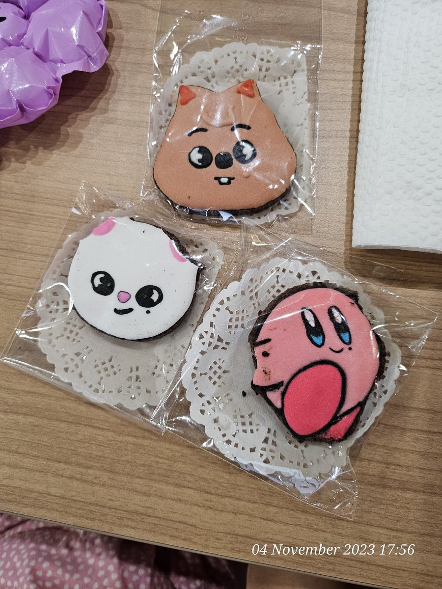 elpeutiny's tweet photo. Btw thankyou Kak Yaya for the cute cookies (even dah kena gigit)  &amp; Kak Farah kerana masih mengingati collect  freebies untuk saya walaupun bz nak jumpa San 🇹🇭 🤣💖 https://t.co/LKH5zNqxro