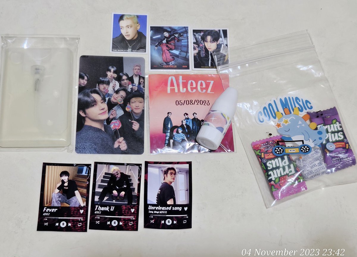 elpeutiny's tweet photo. Btw thankyou Kak Yaya for the cute cookies (even dah kena gigit)  &amp; Kak Farah kerana masih mengingati collect  freebies untuk saya walaupun bz nak jumpa San 🇹🇭 🤣💖 https://t.co/LKH5zNqxro