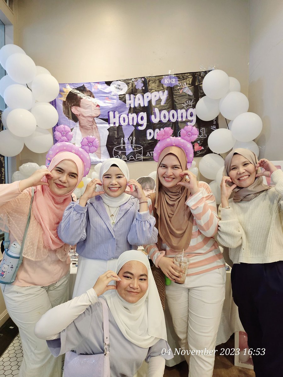 elpeutiny's tweet photo. Btw thankyou Kak Yaya for the cute cookies (even dah kena gigit)  &amp; Kak Farah kerana masih mengingati collect  freebies untuk saya walaupun bz nak jumpa San 🇹🇭 🤣💖 https://t.co/LKH5zNqxro