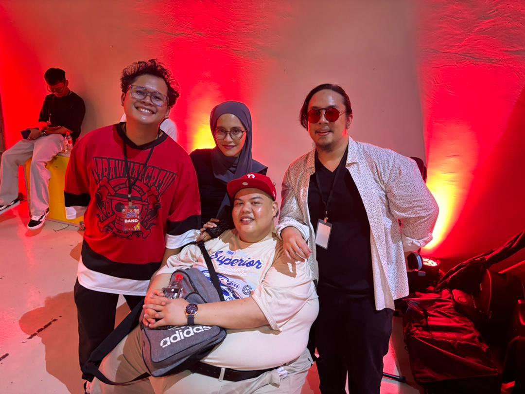 Kepada 3,500 galauers Melaka tadi, terimakasih sudah meneriakkan isi hati kalian bersama kami. Terimakasih <a href="/ELMIELMO/">Elmi</a> dan team! Semoga ada kesempatan bergalau lagi. Sampai jumpa tanggal 11hb November di Embrace Hall, Johor Bahru.

Brb nangis mikirin mantan. #malamgalaumelaka