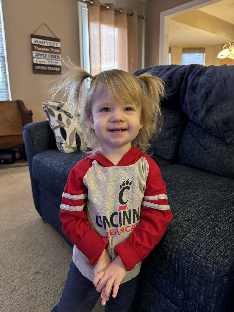 BubblyPineapple's tweet photo. Let’s Go #Bearcats !! https://t.co/TZEcQyPZvC