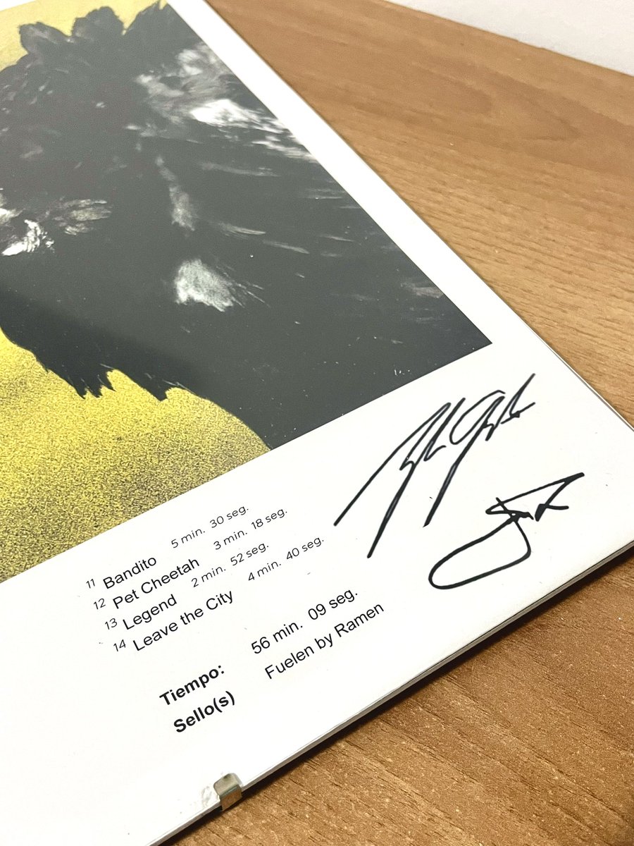 ¡Buenas! En lo que busco trabajo, sigo ofreciendo las diferentes cositas que hago para sacarme dinero. 

Hago este tipo de carteles para colgar personalizados con el álbum que me pidan. El precio depende del tamaño y de si el marco va aparte o no. ❤️