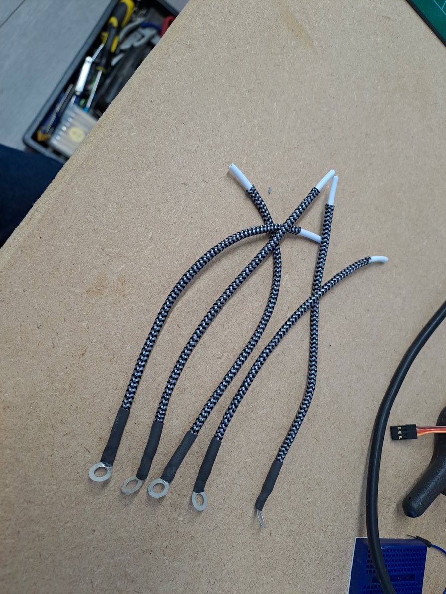 msraynsford's tweet image. #makevember
Some fabric covered wires. Just USB cables chopped up and connected at both ends.