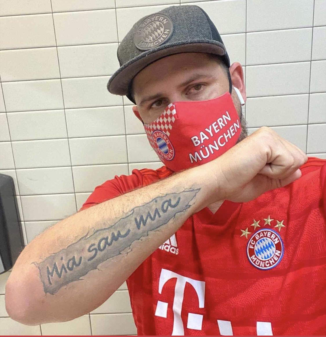 ALPHA_FREIHEIT's tweet photo. @kenneth_garay @barakfever Saludos !!! Desde Pensilvania ya no de Kentucky pero siempre viendo a mi bayern en las buenas y las malas , tienen 4 favoritos para ganar la champions ???? No me pierdo ningún juego ustedes son la dupla perfecta de ESPN https://t.co/T6Zm9S82aN
