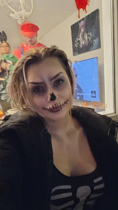 Having my halloween party today, this is how I am dressed 🖤 https://t.co/PvMiGpgeBQ<a href="/tag/wow_partner"class="tags"><span>#wow_partner</span></a><a href="/tag/cataclassic"class="tags"><span>#cataclassic</span></a>