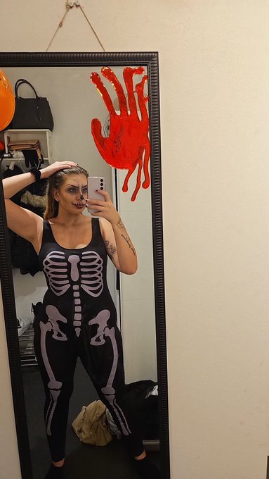 Having my halloween party today, this is how I am dressed 🖤 https://t.co/PvMiGpgeBQ<a href="/tag/wow_partner"class="tags"><span>#wow_partner</span></a><a href="/tag/cataclassic"class="tags"><span>#cataclassic</span></a>