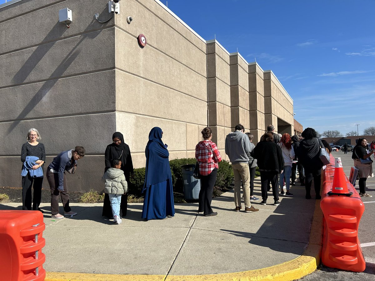 At the Franklin County Bd of Elections Early Vote Ctr (Columbus, Ohio) now where there is a line to enter to vote. I am told by several people that there has been a line all day today, the only Saturday of early voting. #Abortion and #legalpot on ballot.