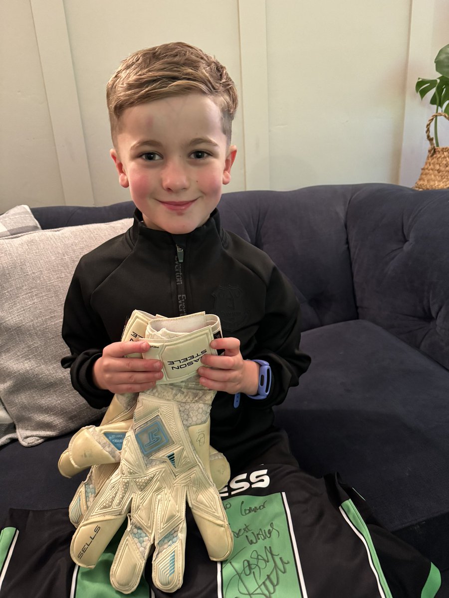 DA13MC's tweet photo. Shout out to Jason Steele for coming up to see if Connor was ok after being hit with the ball at #EVEBRI. Gave him a shirt and his gloves! Class act 🧤⚽️ @Everton @OfficialBHAFC @EvertonBlueArmy @wearebrighton https://t.co/oXWKX0XLYg