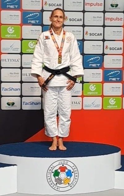 🥇🥋 Ana Roldán, del Judo Club Rivas, es la nueva campeona del mundo máster en categoría F4 y menos de 52 kg. Oro sobre el tatami de Abu Dabi para Ana, farmacéutica y profesora del club ripense. Enhorabuena.