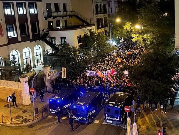 JosemaVallejo's tweet photo. No lo pagues con los policías.

Obedecen órdenes, pueden no estar de acuerdo, pero si solo obedecieran las que les gustan, esto sería un caos.

La Policía es una cosa, los policías otra distinta.

Recuerda siempre que la Policía está donde la ciudadanía la ha puesto con su voto. https://t.co/simeBfbJRQ