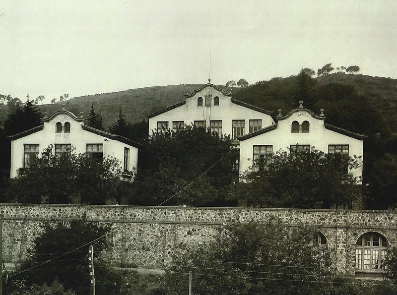 <a href="/AnnaSimo/">Anna Simó Castelló</a> <a href="/jaumecollboni/">Jaume Collboni</a> <a href="/BCNeducadora/">BCN Educadora</a> <a href="/educaciocat/">Educació</a> <a href="/bcn_hg/">Horta-Guinardó</a> <a href="/sehortaguinardo/">Servei Educatiu Horta-Guinardó</a> <a href="/escoles_hg/">Xarxa 0-18 d'H-G</a> <a href="/bcn_pedagogica/">Consell d'Innovació Pedagògica</a> 💯Creada el 1923 pel Patronat Escolar de <a href="/bcn_ajuntament/">Ajuntament de Barcelona</a>, l'Escola Parc del Guinardó va néixer com una escola a l’aire lliure que acollia infants amb malalties respiratòries.

✨Manté l’esperit i els principis pedagògics innovadors del començament.

Més ℹ️ edubcn.cat/ca/noticies/de…