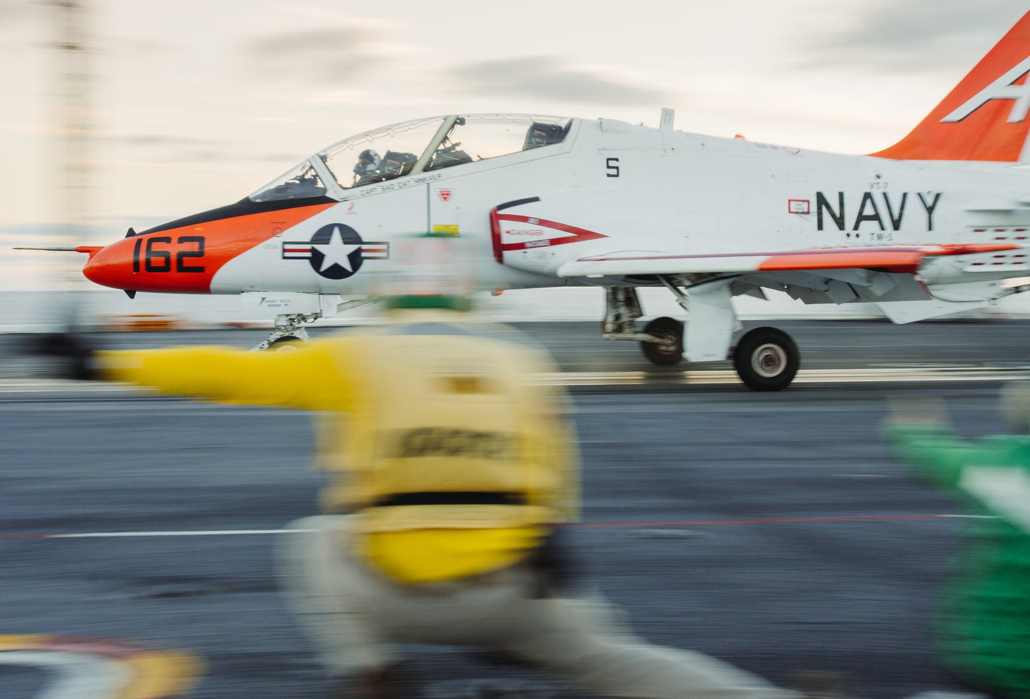 U.S. Navy on X: In the blur of the moment. 🛫 ⚓ 🙌 📍 ATLANTIC OCEAN  (Oct 30, 2023) A T-45C Goshawk training aircraft assigned to Training Air  Wing (TW) 2 launches