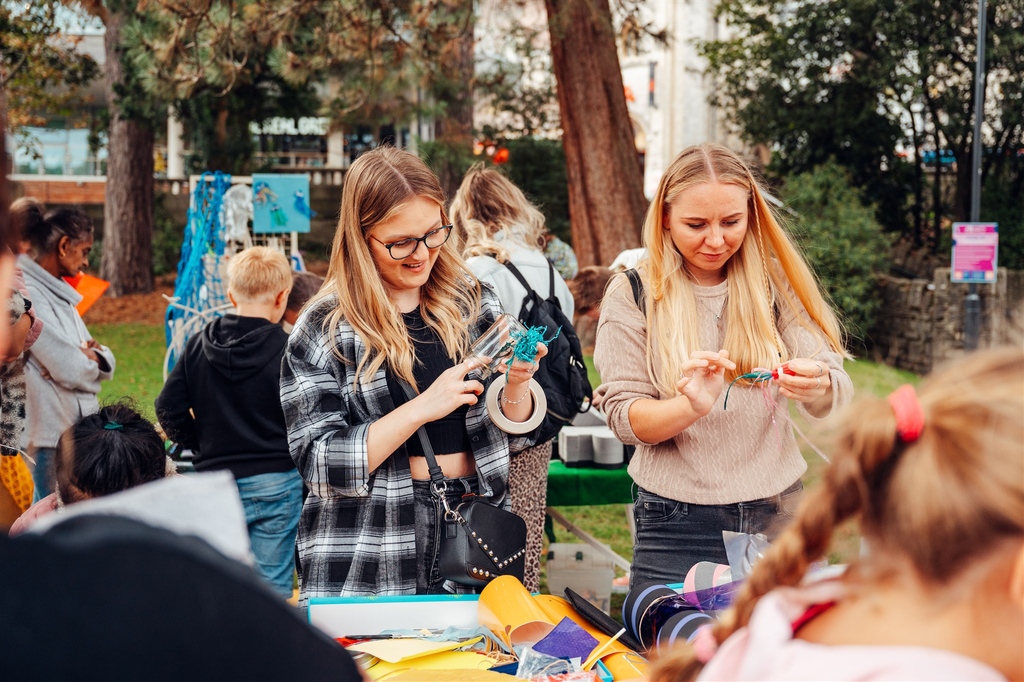 Dorset Scrapstore, brought joy to everyone through art and crafting! 🎨🧡 This local charity is on a mission to turn waste into a valuable community resource for crafting and creativity! Their charity shop in Poole offers affordable recycled craft-making materials. 🌟