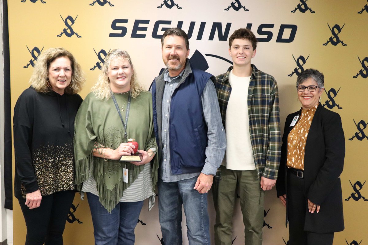 Allison Seidenberger is the Apple Award recipient for October! Allison has 25 years of dedicated service in Seguin ISD and has worn multiple hats, including science teacher, assistant principal, academic dean, and principal. Today she is the Director of the ACE Program.