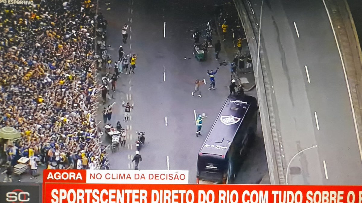 Ônibus do fluminense chegando no Maracanã

Isso é surreal, os caras conseguiram ser o visitante dentro do próprio estado e estádio